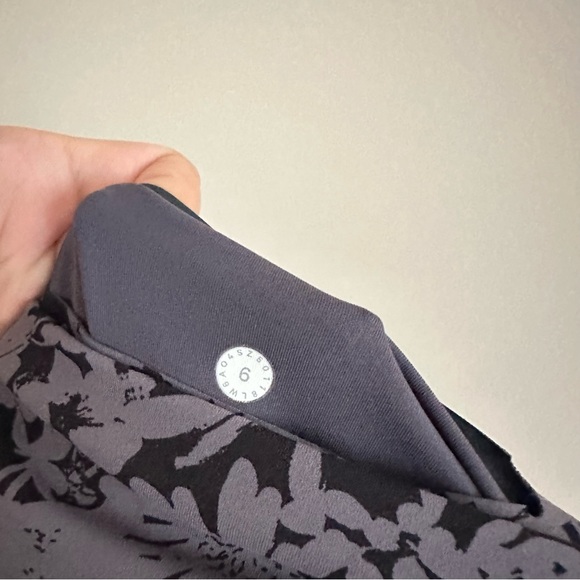 Lululemon Gray Floral All You Do Crop Leggings 19" US Size 6 - Picture 7 of 11